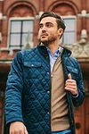 Suitable Steppjacke Marineblau Model / Sfeerbeeld