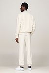 Sweater Essential Greige de Tommy Hilfiger Model / Achterkant