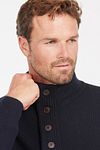 Sweter Barbour z wełny z naszywką, granatowy Model / Detail