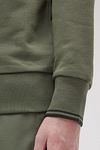 Sweter Fred Perry Half Zip w kolorze oliwkowym Model / Detail