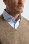 Sweter Steppin' Out z dekoltem V z wełny merino, taupe Model / Detail