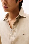 Tommy Hilfiger Skjorte i Linned Sandalwood Model / Detail