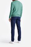 KING Essentials The John Pullover in lana merino verde Model / Achterkant