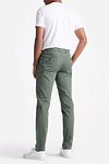 KING Essentials The Harry Chino verde oliva Model / Achterkant