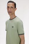 T-shirt Fred Perry Twin Tipped S23 w kolorze zielonym Model / Detail