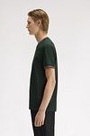 T-shirt Fred Perry Twin Tipped 85A w kolorze ciemnozielonym Model / Zijkant