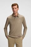BOSS Polo Passerby Taupe Model / Voorkant