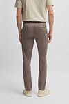 BOSS Chino Slim marrone pastello Model / Achterkant