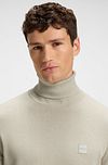 Jersey de cuello alto BOSS Akiro Beige Model / Detail