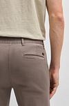 BOSS Chino Slim marrone pastello Model / Detail