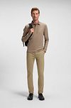 BOSS Polo Passerby Taupe Model / Voorkant