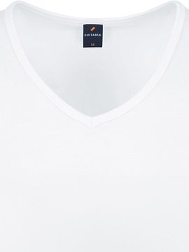 Descarga Camiseta Blanca Con Cuello En V Mostrada En Fondo Blanco Mockups G4ttqdfxe