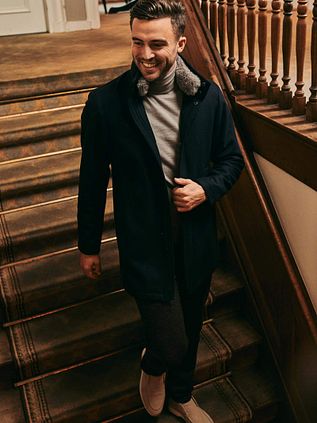 Fremragende Hirschfrakke i uldblanding fra Suitable i marineblå