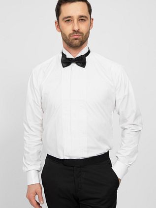 Hvit plissert smokingskjorte med vingekrage