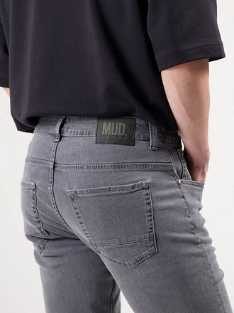 MUD Jeans Rick i grå