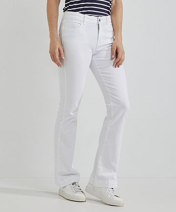 Steppin' Out Damen Flared Jeans Weiß Model / Voorkant