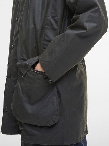 Barbour Northumbria Wax Jacket Green Model / Detail