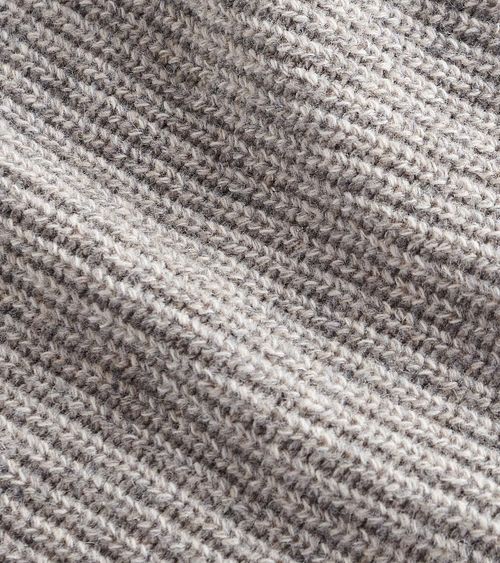 Barbour Trui Lamswol Knitted Stone Grijs Model / Detail