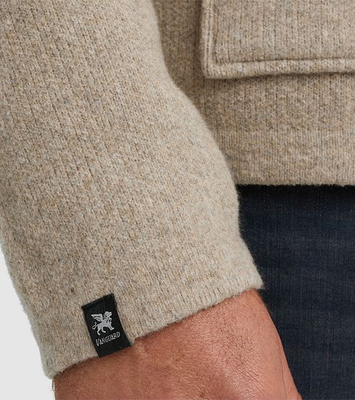Beżowa koszula overshirt Vanguard na guziki Model / Detail