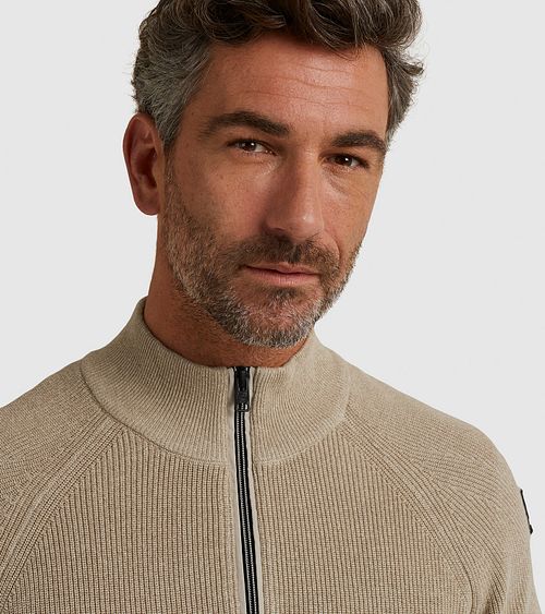 Beżowy sweter Vanguard z półzamkiem Model / Detail