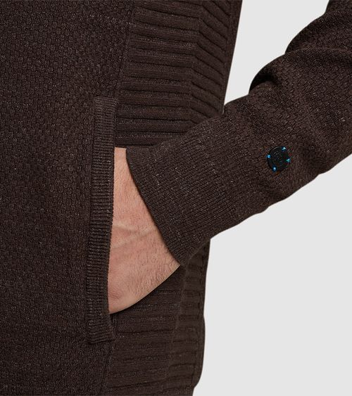 Cast Iron Knitted Vest Bruin Model / Detail