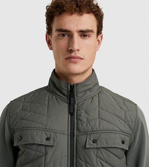 Cast Iron Jacke Interlock Grün Model / Detail