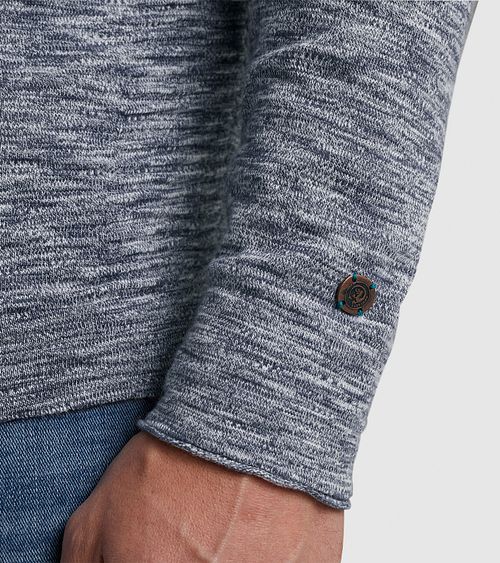 Cast Iron Pullover Turtleneck Blau Model / Detail