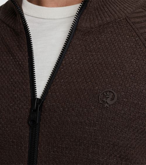 Cast Iron Knitted Vest Bruin Model / Detail