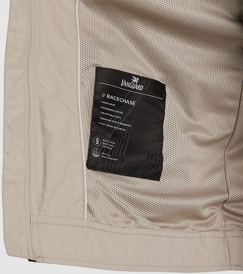 Chaqueta Vanguard Racechase Beige Model / Detail