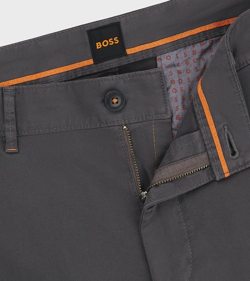 Chino Slim BOSS en antracita Model / Detail