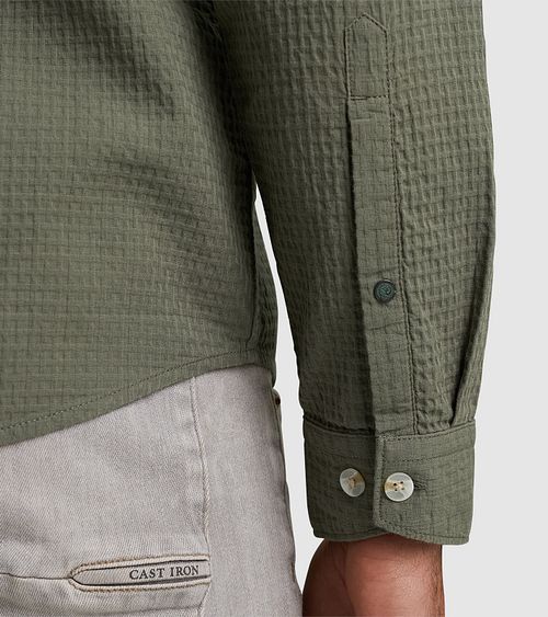 Overshirt Cast Iron con textura gofrada verde Model / Detail