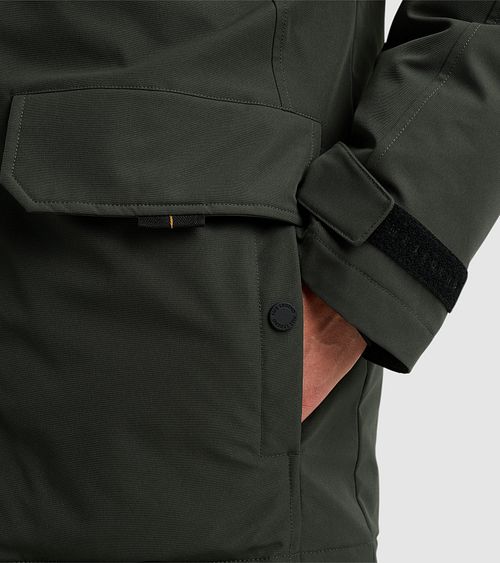 PME Legend Ice Pilot Parka i olivengrønt Model / Detail