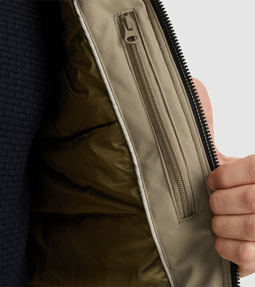 Vanguard Jacke Trackchase Grau Model / Detail