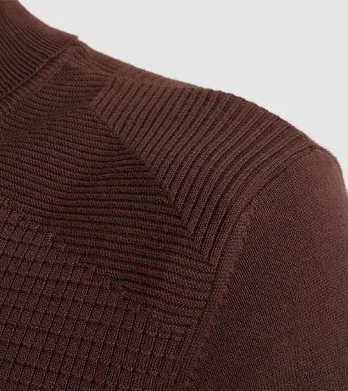 Vanguard Rollneck Pullover Structure Brown Model / Detail