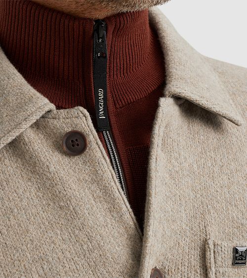 Beżowa koszula overshirt Vanguard na guziki Model / Detail