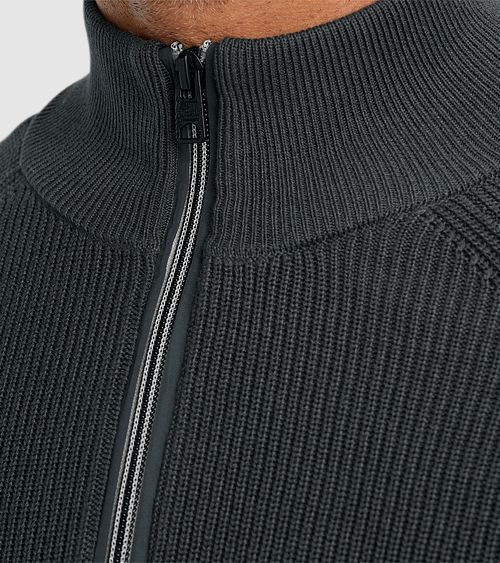 Vanguard Pullover Demi-Zip Anthracite Model / Detail