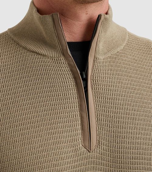Vanguard Pullover Demi-Zip Beige Model / Detail