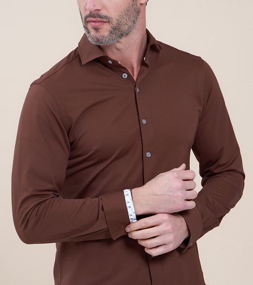 R2 Overhemd Widespread Bruin Model / Voorkant