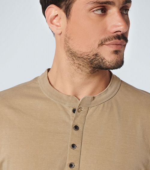 Camiseta No Excess con botones caqui Model / Detail