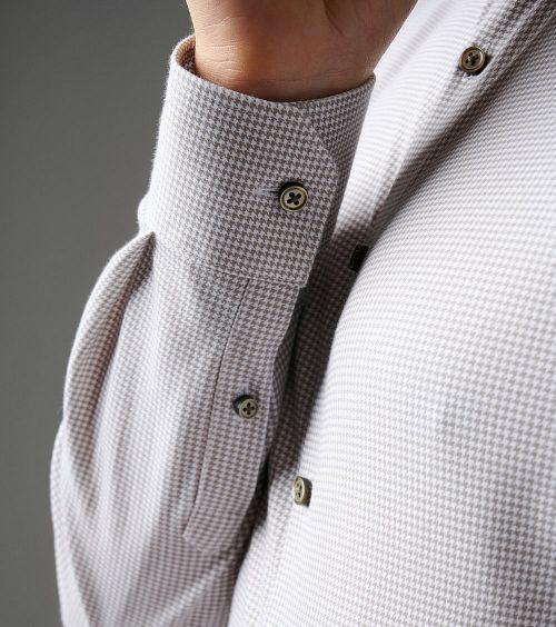 Desoto Essential Skjorta Hai Piquè Pied De Poule Beige Model / Detail