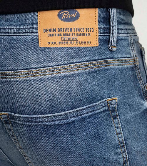 Jeansy Petrol Seaham w kolorze Indigo Blue Model / Detail