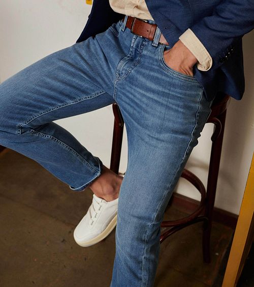 MAC Jeans Arne Pipe Bleu clair Model / Sfeerbeeld