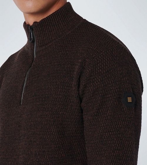 Sweter Half Zip No Excess w kolorze Coffee Model / Detail