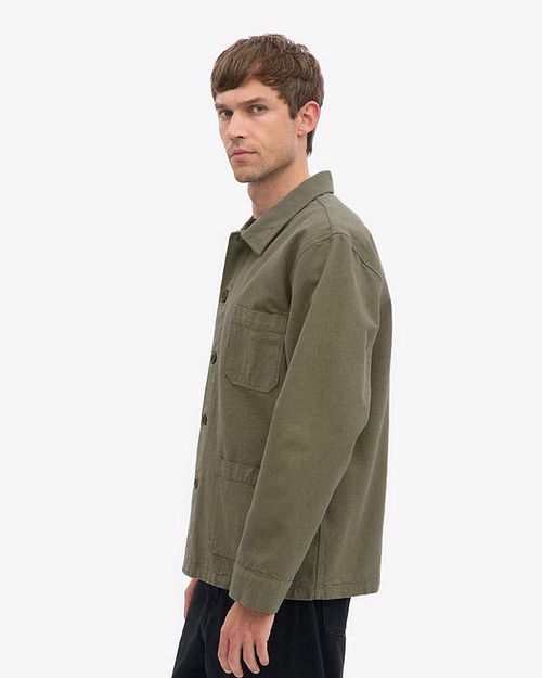 Colorful Standard Overshirt Olive Green Model / Zijkant