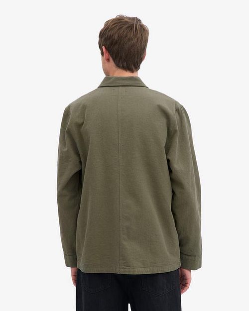 Colorful Standard Overshirt Olive Green Model / Achterkant