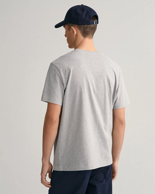 Gant T-shirt Shield Logo Grijs Model / Voorkant