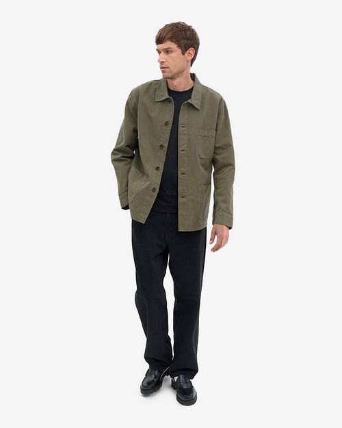 Colorful Standard Overshirt Olijfgroen Model / Voorkant