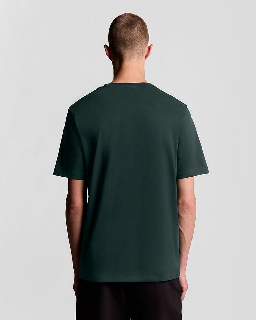 T-Shirt Lyle and Scott verde oscuro Model / Achterkant