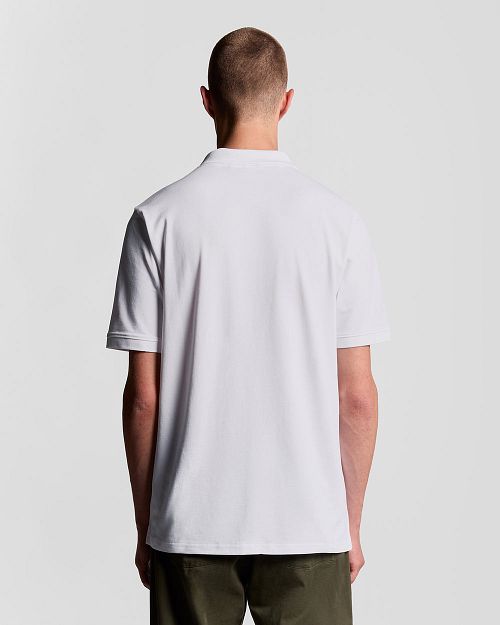 Lyle & Scott Piké Vit Model / Achterkant