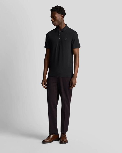 Lyle and Scott Tonal Eagle Polo Zwart Model / Voorkant